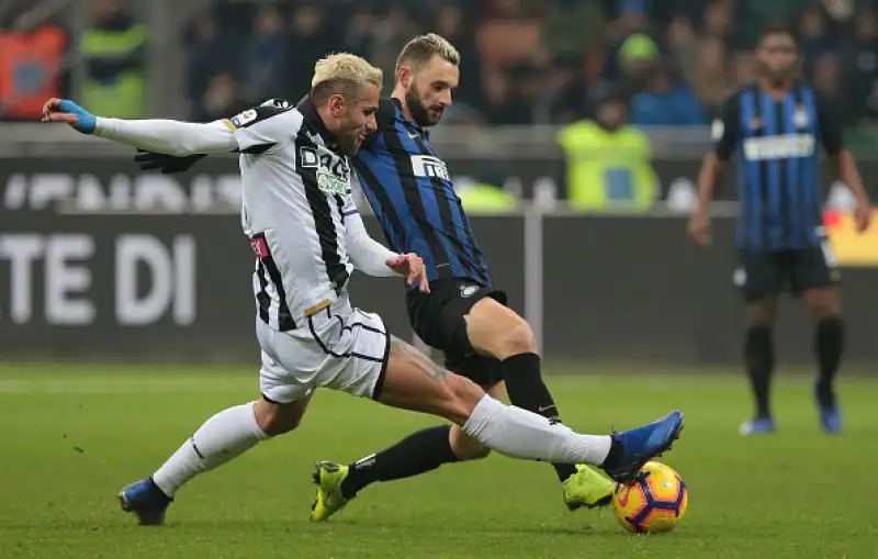 L'Inter si rialza dopo la delusione in Champions e torna a vincere in campionato. I nerazzurri piegano l'Udinese per 1-0 nell'anticipo della sedicesima giornata a San Siro grazie a Mauro Icardi.