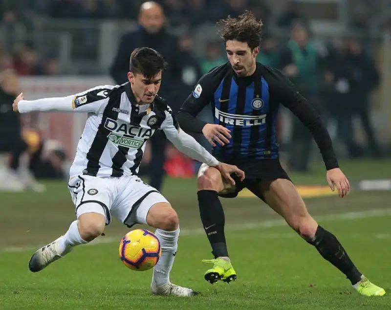 L'Inter si rialza dopo la delusione in Champions e torna a vincere in campionato. I nerazzurri piegano l'Udinese per 1-0 nell'anticipo della sedicesima giornata a San Siro grazie a Mauro Icardi.