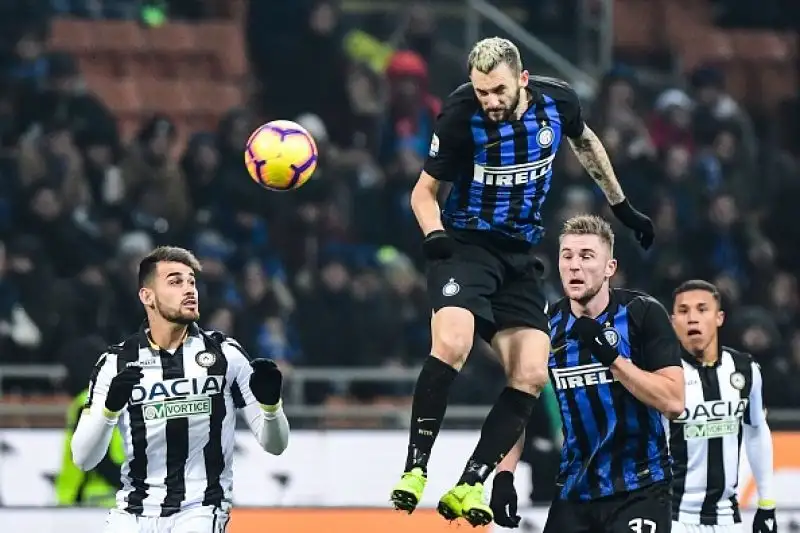L'Inter si rialza dopo la delusione in Champions e torna a vincere in campionato. I nerazzurri piegano l'Udinese per 1-0 nell'anticipo della sedicesima giornata a San Siro grazie a Mauro Icardi.