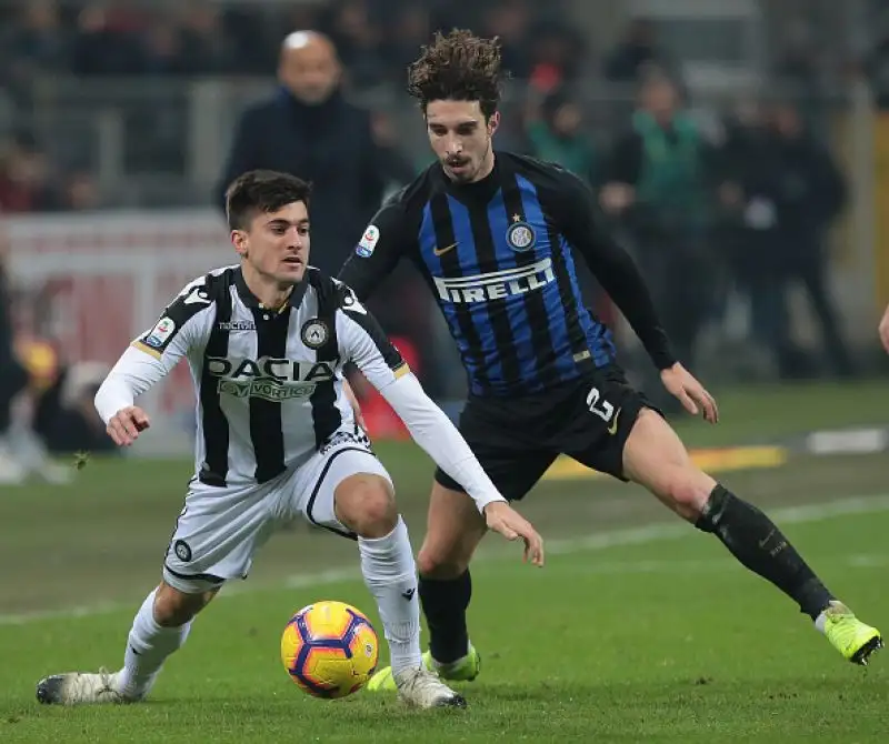 L'Inter si rialza dopo la delusione in Champions e torna a vincere in campionato. I nerazzurri piegano l'Udinese per 1-0 nell'anticipo della sedicesima giornata a San Siro grazie a Mauro Icardi.