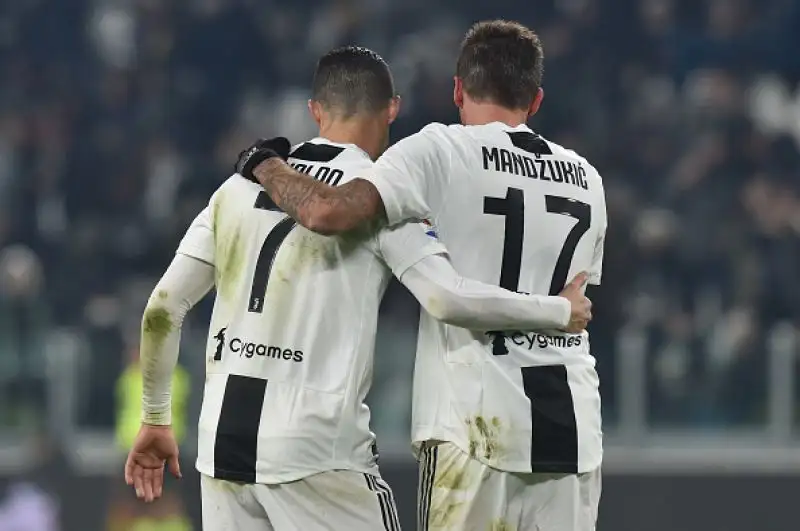 La squadra di Allegri passa in vantaggio nel primo tempo con un colpo di testa di Mandzukic, nella ripresa la buona reazione dei giallorossi non basta.