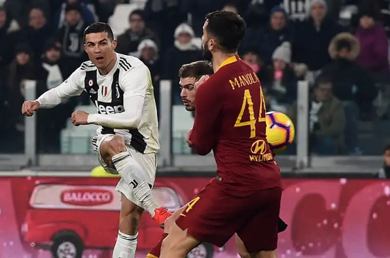 La squadra di Allegri passa in vantaggio nel primo tempo con un colpo di testa di Mandzukic, nella ripresa la buona reazione dei giallorossi non basta.