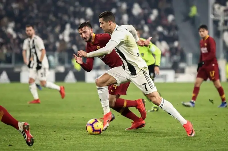 La squadra di Allegri passa in vantaggio nel primo tempo con un colpo di testa di Mandzukic, nella ripresa la buona reazione dei giallorossi non basta.