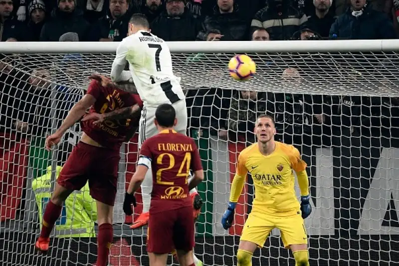 La squadra di Allegri passa in vantaggio nel primo tempo con un colpo di testa di Mandzukic, nella ripresa la buona reazione dei giallorossi non basta.