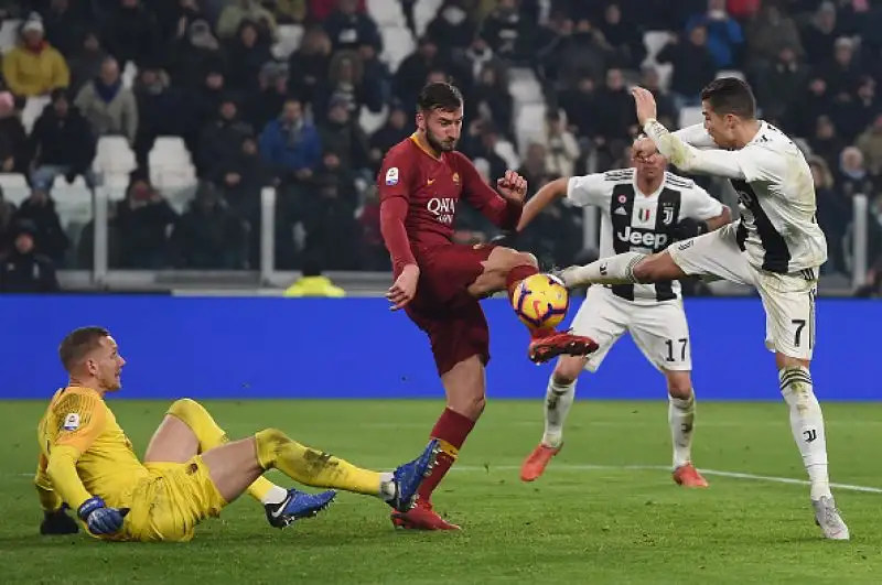 La squadra di Allegri passa in vantaggio nel primo tempo con un colpo di testa di Mandzukic, nella ripresa la buona reazione dei giallorossi non basta.