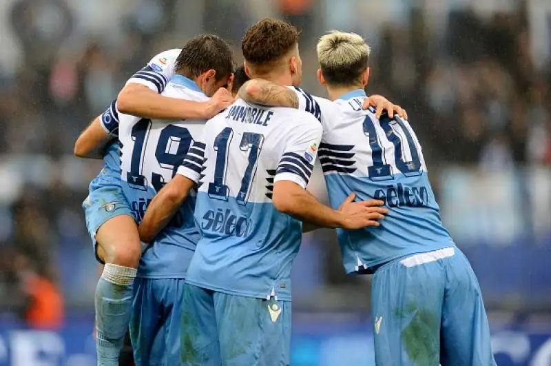 Per i padroni di casa in gol Milinkovic-Savic, Acerbi e Lulic, di Joao Pedro, su rigore, la rete degli ospiti.