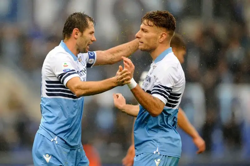 Per i padroni di casa in gol Milinkovic-Savic, Acerbi e Lulic, di Joao Pedro, su rigore, la rete degli ospiti.