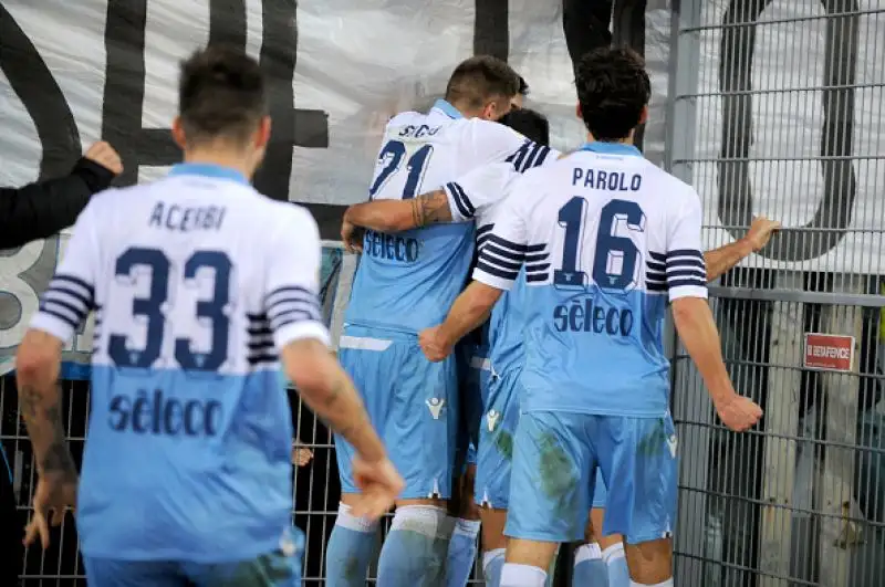 Ospiti in vantaggio con Quagliarella e raggiunti da Acerbi, poi l'incredibile finale con il gol di Immobile al 96' e il pareggio subito dopo di Saponara.