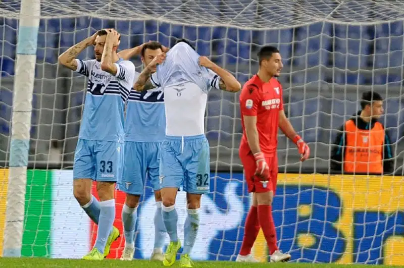 Ospiti in vantaggio con Quagliarella e raggiunti da Acerbi, poi l'incredibile finale con il gol di Immobile al 96' e il pareggio subito dopo di Saponara.