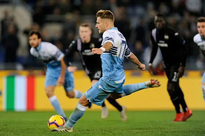 Ospiti in vantaggio con Quagliarella e raggiunti da Acerbi, poi l'incredibile finale con il gol di Immobile al 96' e il pareggio subito dopo di Saponara.