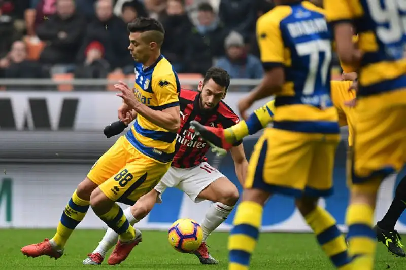 I rossoneri si aggiudicano l'anticipo di mezzogiorno.