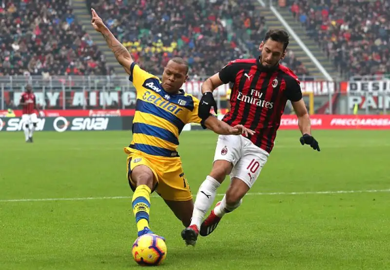 I rossoneri si aggiudicano l'anticipo di mezzogiorno.