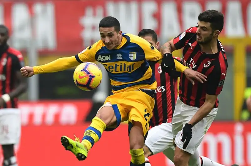 I rossoneri si aggiudicano l'anticipo di mezzogiorno.