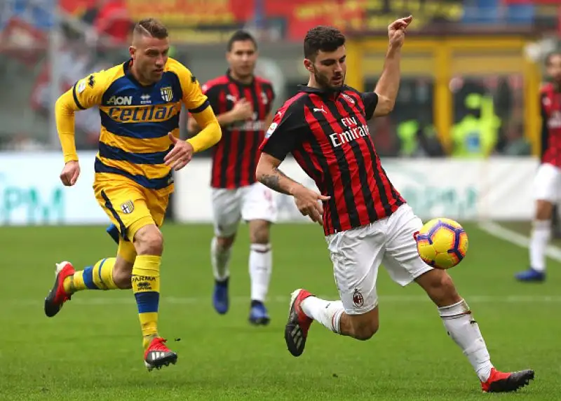 I rossoneri si aggiudicano l'anticipo di mezzogiorno.