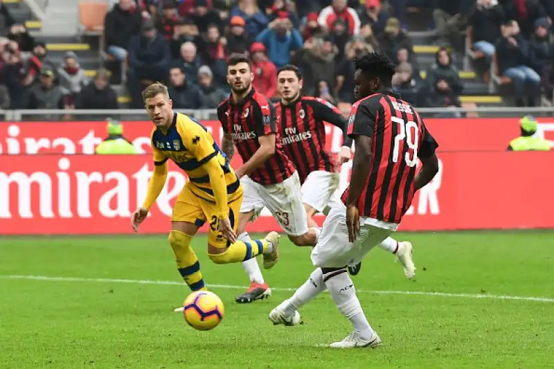 I rossoneri si aggiudicano l'anticipo di mezzogiorno.