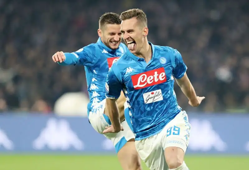 Milik porta avanti il Napoli due volte ma prima Santander e poi Danilo raggiungono i partenopei, alla fine un gol di Mertens regala i tre punti ai padroni di casa.