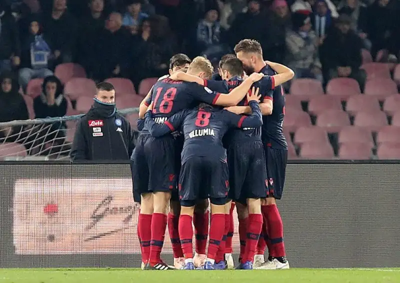Milik porta avanti il Napoli due volte ma prima Santander e poi Danilo raggiungono i partenopei, alla fine un gol di Mertens regala i tre punti ai padroni di casa.