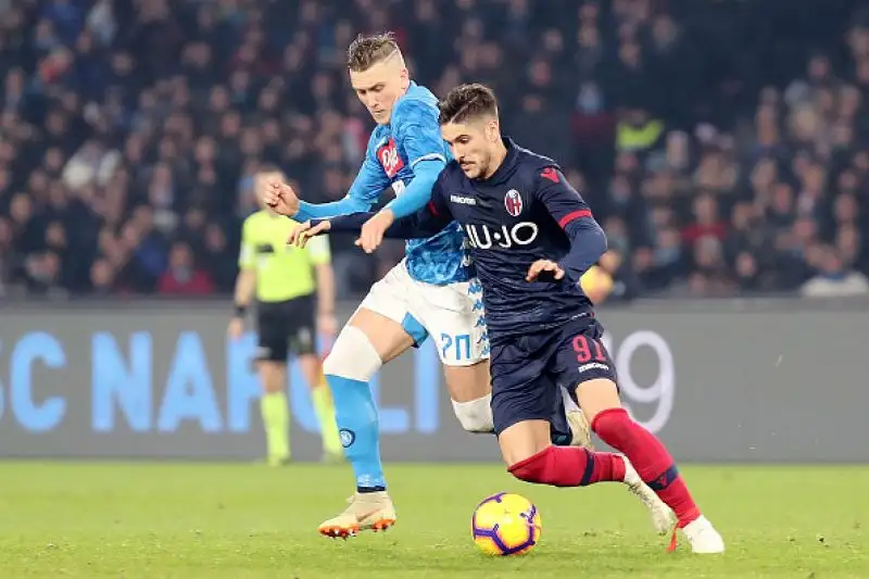 Milik porta avanti il Napoli due volte ma prima Santander e poi Danilo raggiungono i partenopei, alla fine un gol di Mertens regala i tre punti ai padroni di casa.