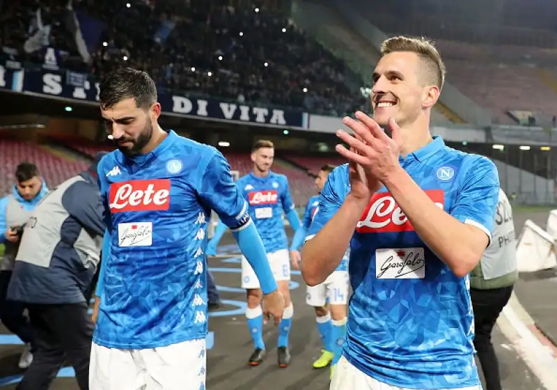 Milik porta avanti il Napoli due volte ma prima Santander e poi Danilo raggiungono i partenopei, alla fine un gol di Mertens regala i tre punti ai padroni di casa.