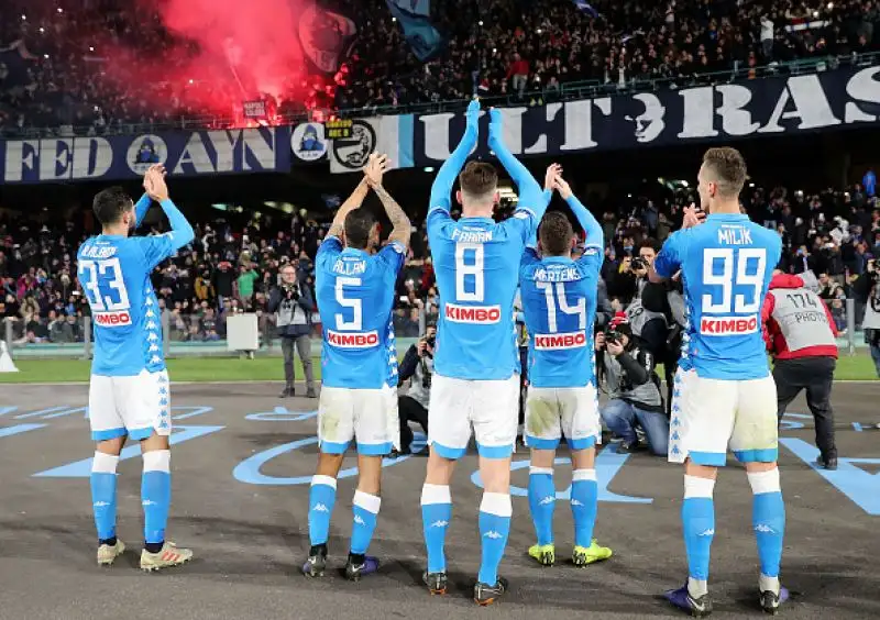 Milik porta avanti il Napoli due volte ma prima Santander e poi Danilo raggiungono i partenopei, alla fine un gol di Mertens regala i tre punti ai padroni di casa.