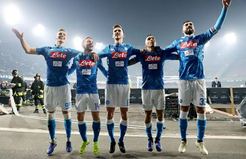 Milik porta avanti il Napoli due volte ma prima Santander e poi Danilo raggiungono i partenopei, alla fine un gol di Mertens regala i tre punti ai padroni di casa.