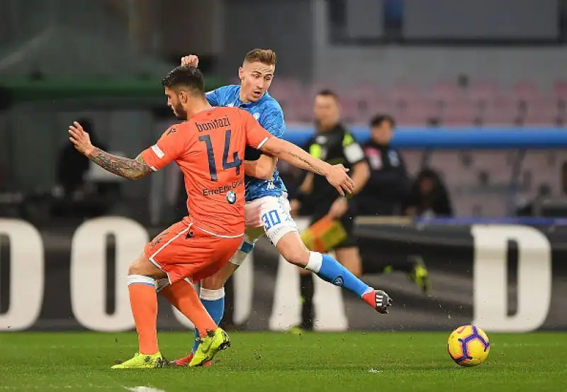 I padroni di casa passano in vantaggio nel finale del primo tempo con un colpo di testa di Albiol, nel finale di partita Meret salva due volte il risultato.