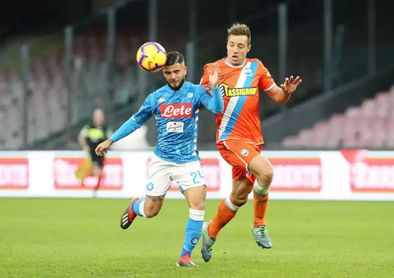 I padroni di casa passano in vantaggio nel finale del primo tempo con un colpo di testa di Albiol, nel finale di partita Meret salva due volte il risultato.