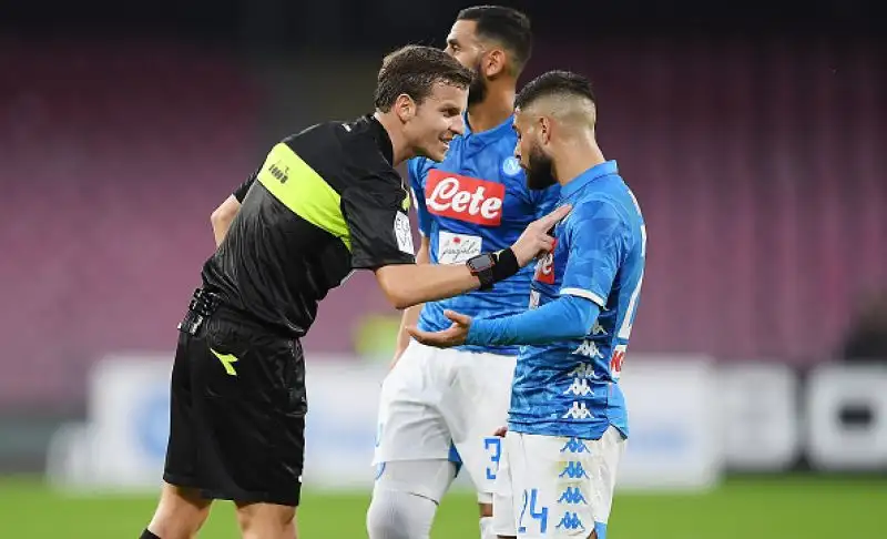 I padroni di casa passano in vantaggio nel finale del primo tempo con un colpo di testa di Albiol, nel finale di partita Meret salva due volte il risultato.
