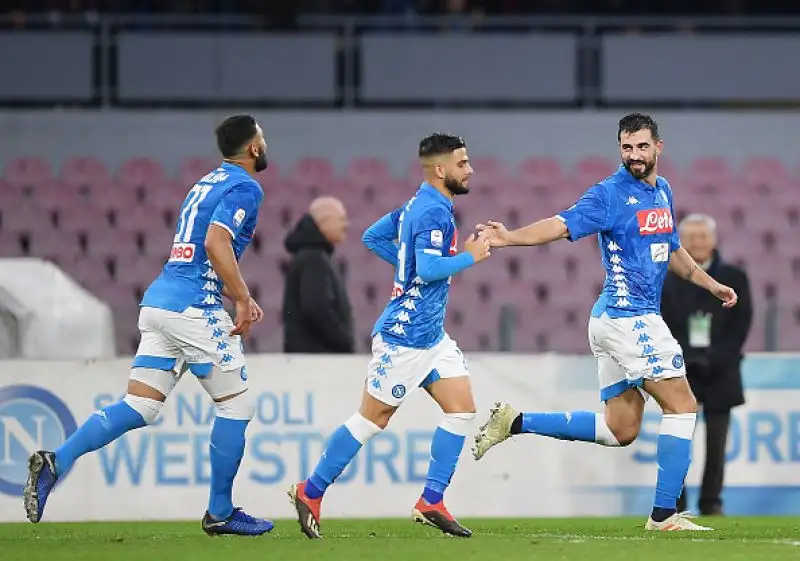 I padroni di casa passano in vantaggio nel finale del primo tempo con un colpo di testa di Albiol, nel finale di partita Meret salva due volte il risultato.