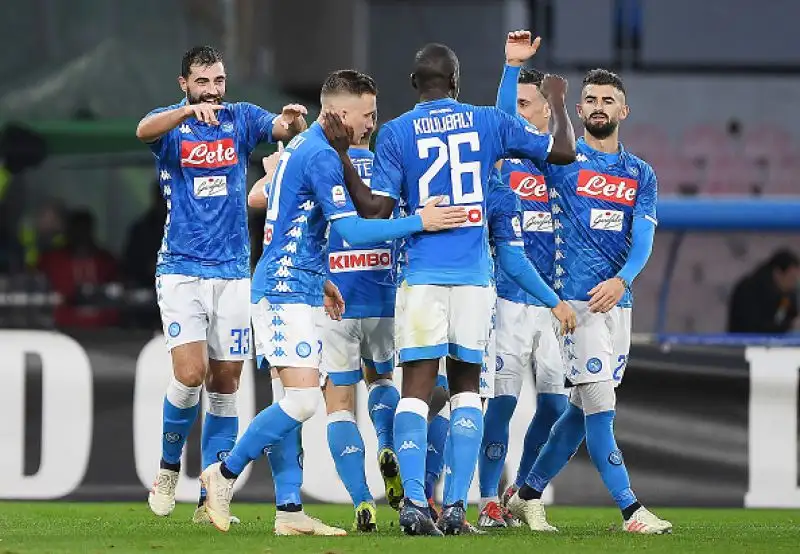 I padroni di casa passano in vantaggio nel finale del primo tempo con un colpo di testa di Albiol, nel finale di partita Meret salva due volte il risultato.