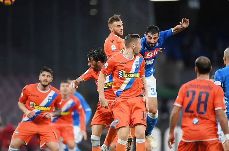 I padroni di casa passano in vantaggio nel finale del primo tempo con un colpo di testa di Albiol, nel finale di partita Meret salva due volte il risultato.