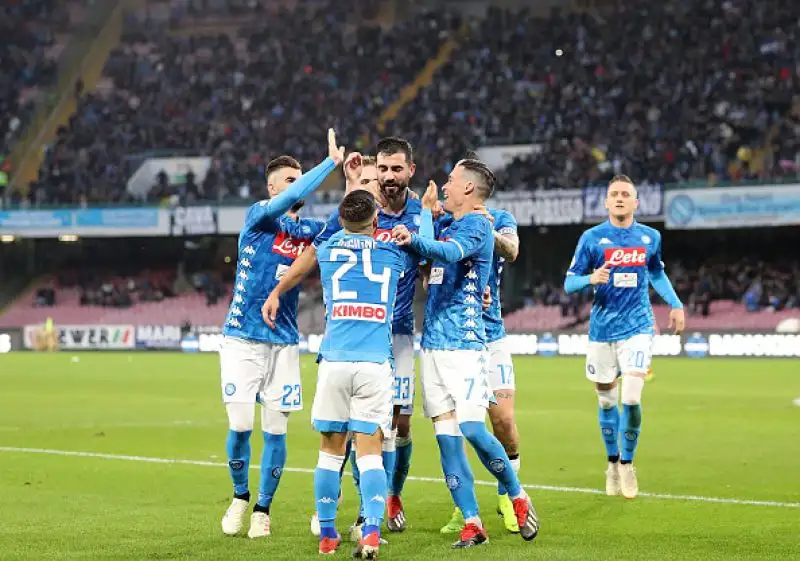 I padroni di casa passano in vantaggio nel finale del primo tempo con un colpo di testa di Albiol, nel finale di partita Meret salva due volte il risultato.