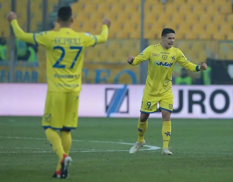 Al vantaggio dei veronesi di Stepinski rispondono gli emiliani con una splendida punizione di Bruno Alves.