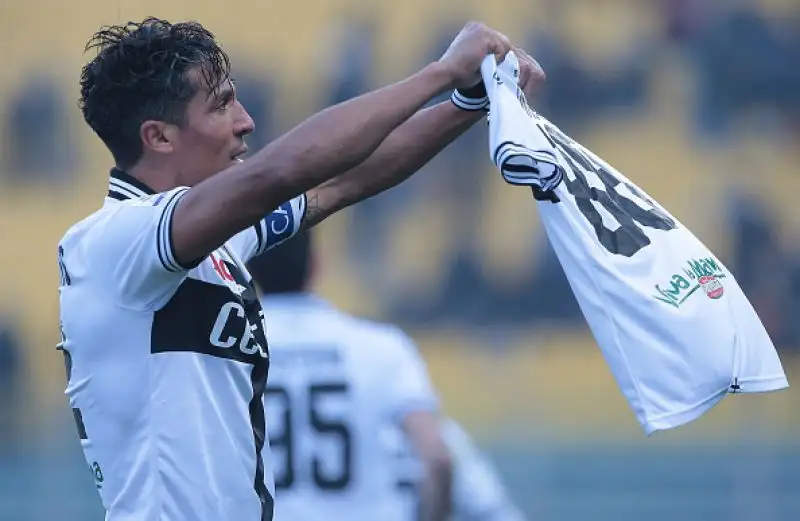 Al vantaggio dei veronesi di Stepinski rispondono gli emiliani con una splendida punizione di Bruno Alves.