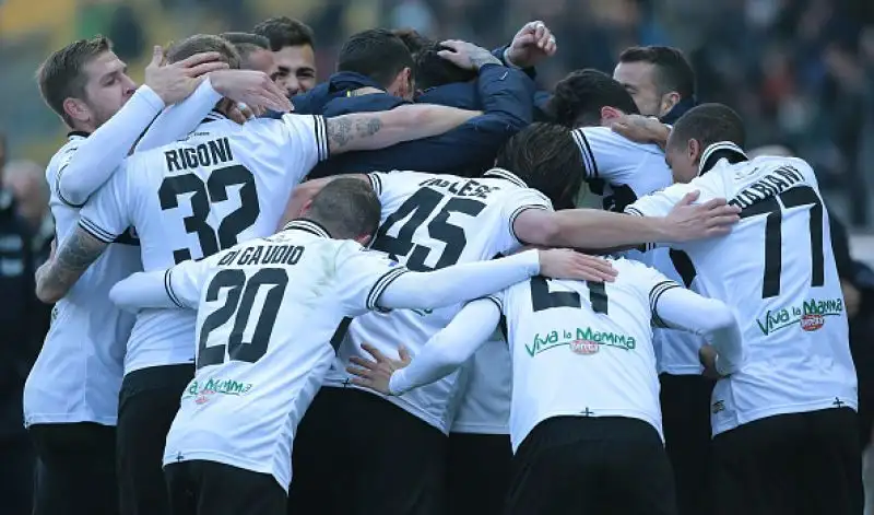 Al vantaggio dei veronesi di Stepinski rispondono gli emiliani con una splendida punizione di Bruno Alves.