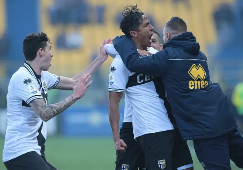 Al vantaggio dei veronesi di Stepinski rispondono gli emiliani con una splendida punizione di Bruno Alves.