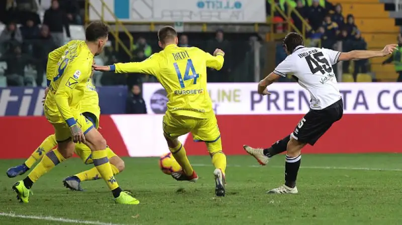 Al vantaggio dei veronesi di Stepinski rispondono gli emiliani con una splendida punizione di Bruno Alves.