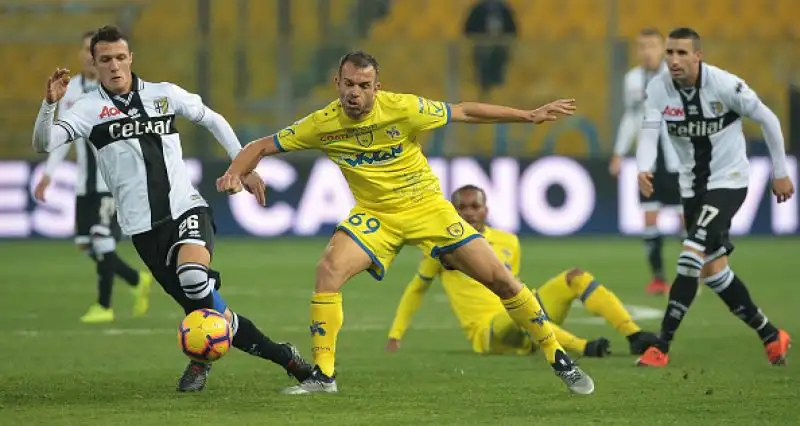 Al vantaggio dei veronesi di Stepinski rispondono gli emiliani con una splendida punizione di Bruno Alves.