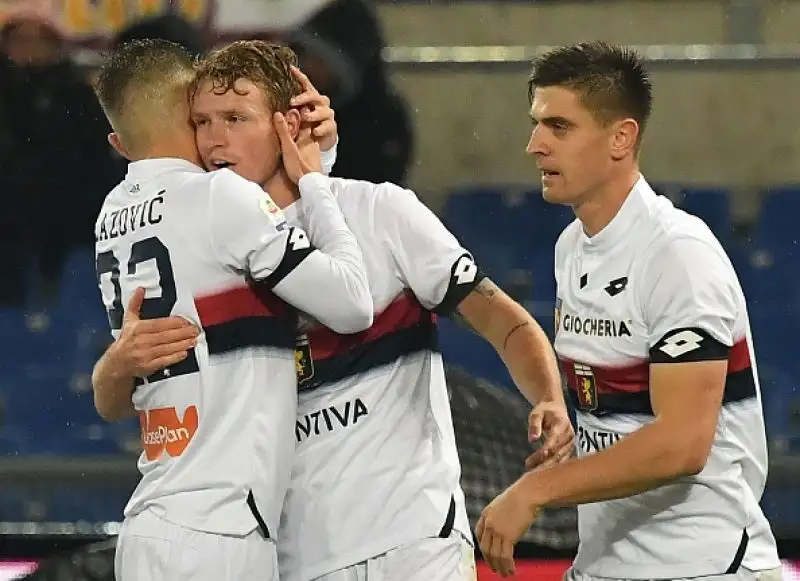 Doppia rimonta al Genoa, regolato poi per 3-2: i giallorossi si rilanciano, a Prandelli non basta Piatek.