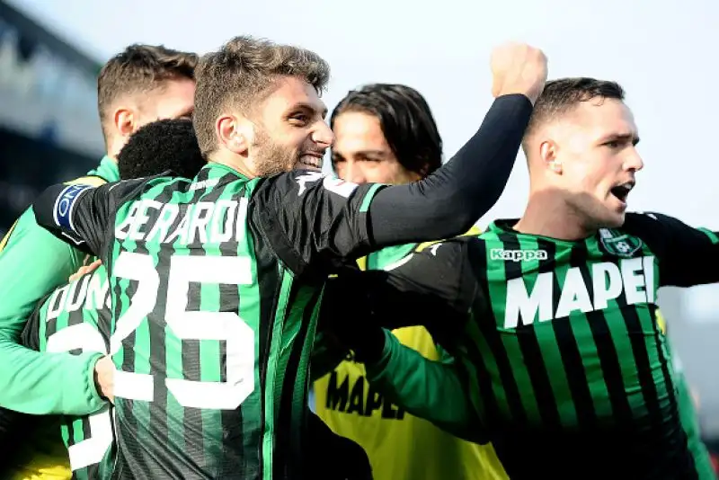 La Fiorentina, acciuffa il pari, dopo l'espulsione di Djuricic, con due gol nel recupero di Benassi e Mirallas.