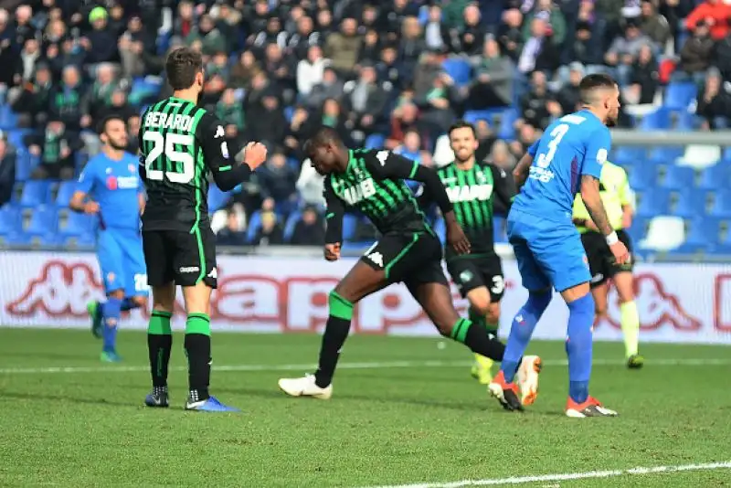 La Fiorentina, acciuffa il pari, dopo l'espulsione di Djuricic, con due gol nel recupero di Benassi e Mirallas.