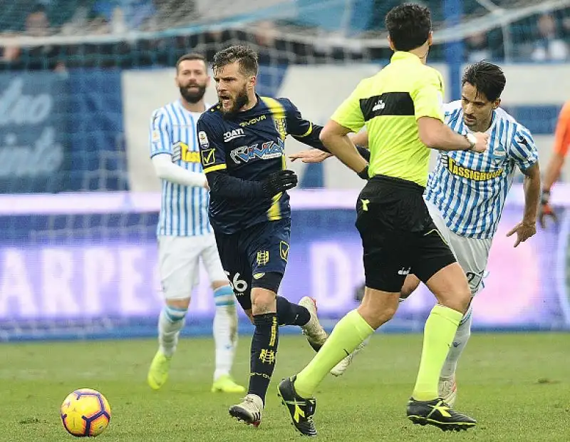 Occasioni per tutti e anche una traversa, ma lo 0-0 non si schioda e non serve a nessuno.