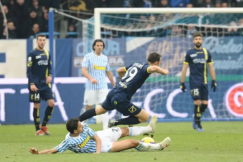 Occasioni per tutti e anche una traversa, ma lo 0-0 non si schioda e non serve a nessuno.