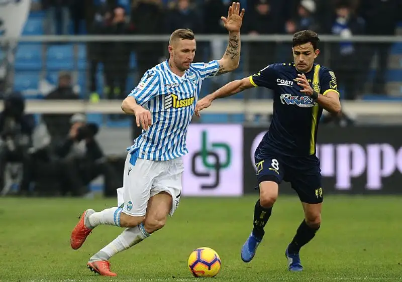 Occasioni per tutti e anche una traversa, ma lo 0-0 non si schioda e non serve a nessuno.