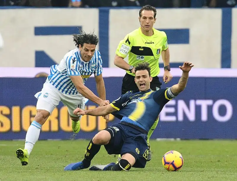 Occasioni per tutti e anche una traversa, ma lo 0-0 non si schioda e non serve a nessuno.