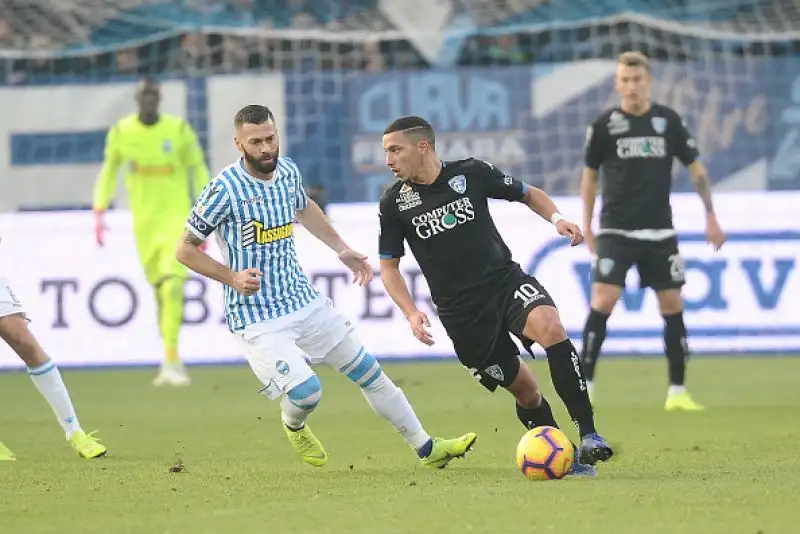 Spettacolare 2-2 nella sfida salvezza del "Mazza": toscani raggiunto con l'uomo in più.