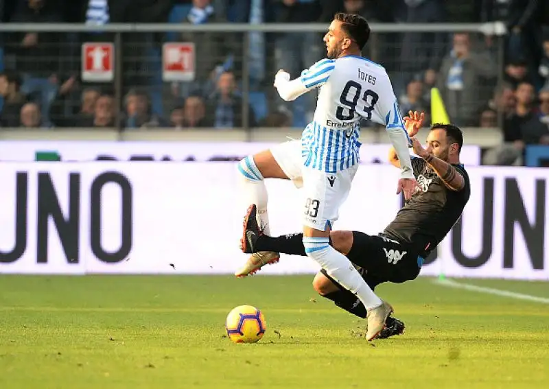 Spettacolare 2-2 nella sfida salvezza del "Mazza": toscani raggiunto con l'uomo in più.