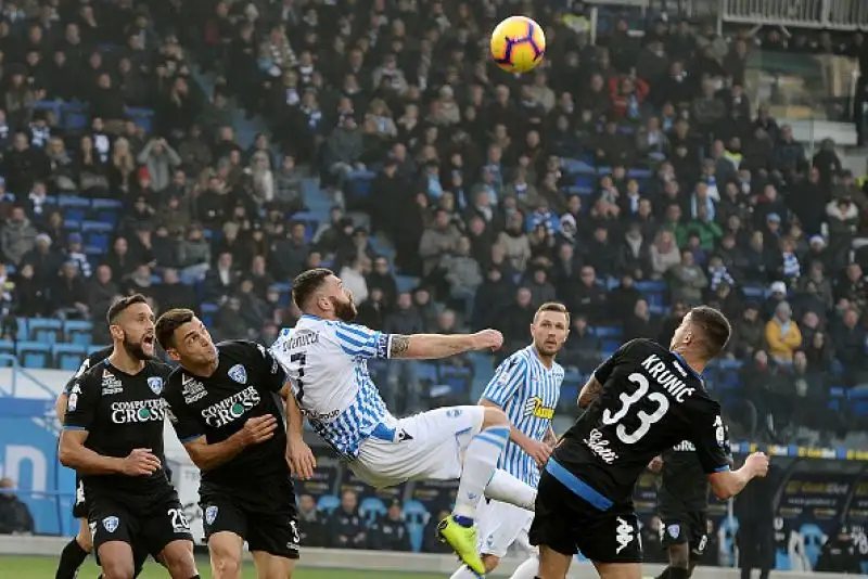 Spettacolare 2-2 nella sfida salvezza del "Mazza": toscani raggiunto con l'uomo in più.