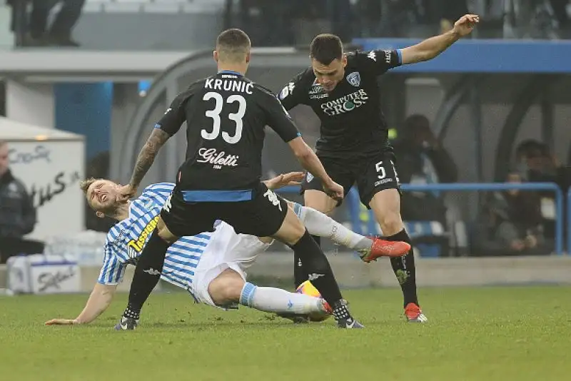 Spettacolare 2-2 nella sfida salvezza del "Mazza": toscani raggiunto con l'uomo in più.