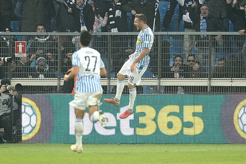 Spettacolare 2-2 nella sfida salvezza del "Mazza": toscani raggiunto con l'uomo in più.